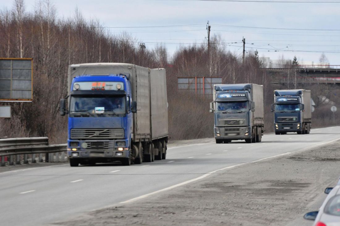 грузовые авто на мкаде. колонна грузовиков. грузовик в движении. движение грузовиков. движение по мкад для грузовиков 2022.