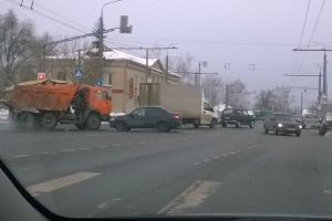 На перекрестке в пензенской Терновке легковушка врезалась в «КамАЗ»