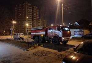 К дому на улице Луначарского в Пензе съехалось полдесятка машин экстренных служб. Фото
