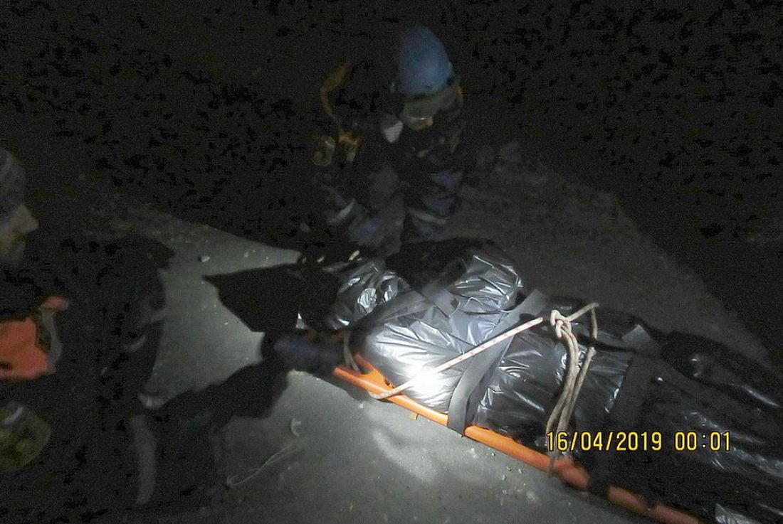 Опубликовано фото тела мужчины, эвакуированного с места падения на улице Глазунова в Пензе