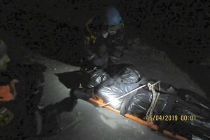 Опубликовано фото тела мужчины, эвакуированного с места падения на улице Глазунова в Пензе