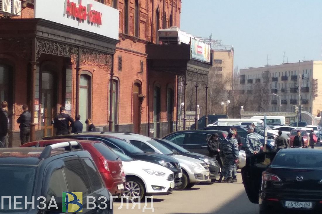 К пензенскому ТЦ «Империя» прибыли экстренные службы