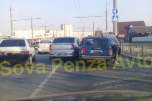 В пензенском микрорайоне Терновка устроившие ДТП легковушки спровоцировали пробку