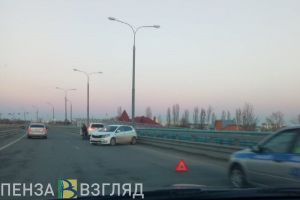 На пензенском мосту иномарку развернуло после того, как она влетела в отбойник