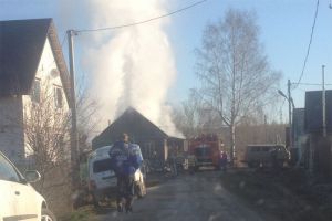 Под Пензой утром вспыхнул жилой дом и надворные постройки