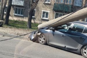 В Пензе бетонный столб проломил легковушке капот