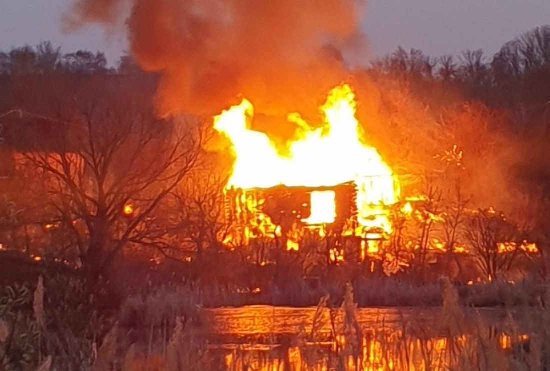 Разгорелся спор. М5 пожар пожар. Пожар на пожарной каланче,. Сгоревшая дача крона. Фотографии где сгоревший дом.