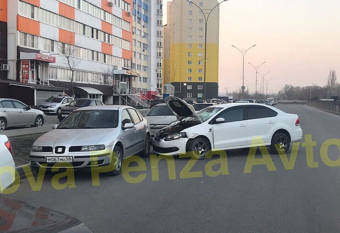 В городе Спутник под Пензой водитель «Volkswagen» протаранил припаркованные машины. Фото
