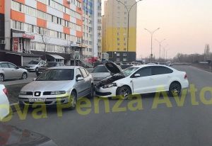 В городе Спутник под Пензой водитель «Volkswagen» протаранил припаркованные машины. Фото