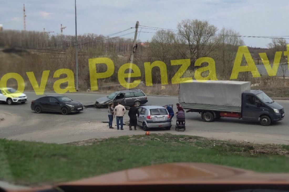В жестком столкновении иномарок в Пензе пострадали два человека