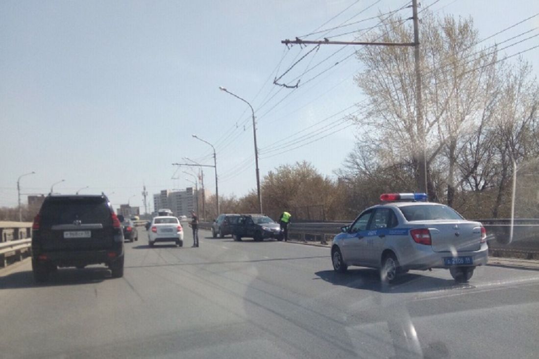В Пензе на путепроводе в результате ДТП развернуло французскую иномарку