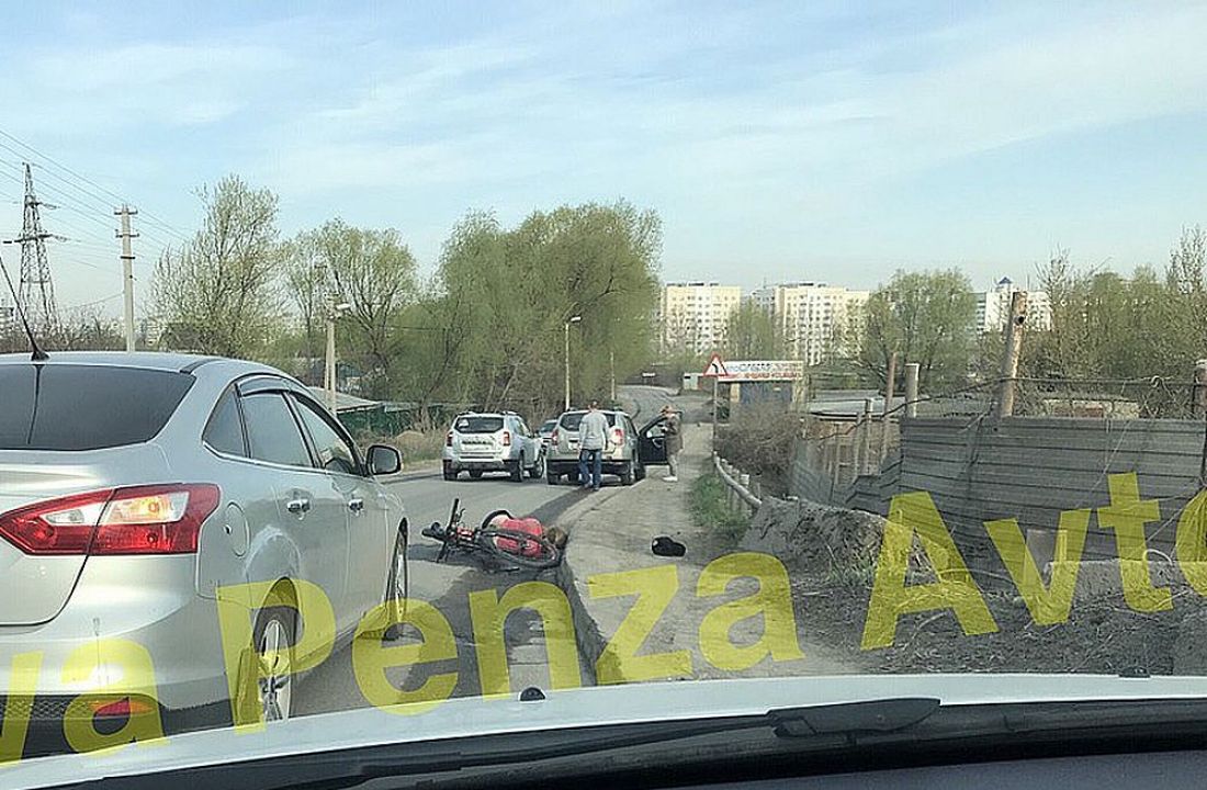 На улице Кольцова в Пензе велосипедистка рухнула на проезжую часть