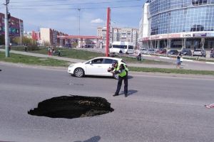 «Черная дыра» на дороге, тройная авария и найденная пассажирка «Яндекс. Такси»: новости Пензенской области за 27 апреля