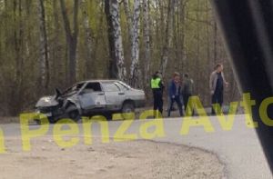 В Пензе за «Дизель Ареной» автомобиль «ВАЗ» попал в жесткую аварию
