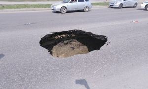 Возле пензенского ТЦ в Арбекове опять провалился асфальт