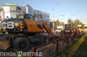 Яма в асфальте на проспекте Строителей в Пензе увеличилась в несколько раз. Видео