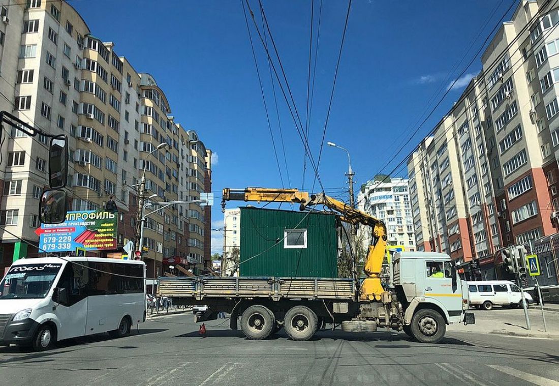 В Пензе кран собрал в кучу провода контактной сети