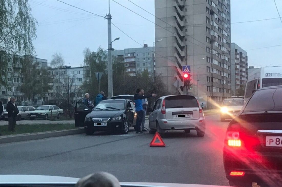 На пензенском перекрестке легковушка жестко впечаталась в бок другой машины