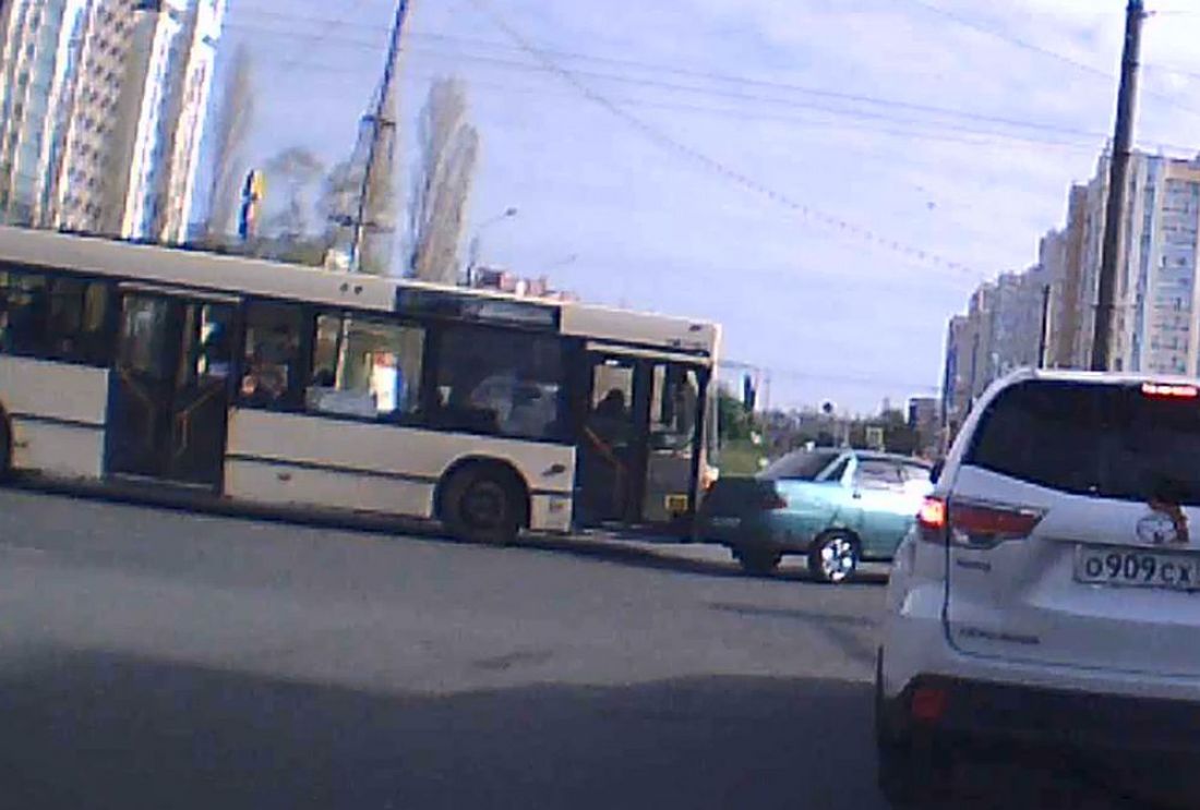 Опубликовано видео столкновения автобуса с легковой машиной на проспекте Строителей в Пензе