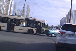 Опубликовано видео столкновения автобуса с легковой машиной на проспекте Строителей в Пензе