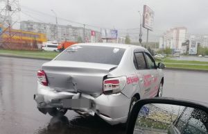 В Пензе на проспекте Строителей в аварию попала машина такси