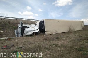 На трассе М-5 в Пензенской области в опрокинувшейся фуре погиб водитель
