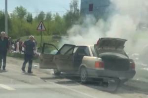 Рядом с пензенским торговым центром загорелась иномарка