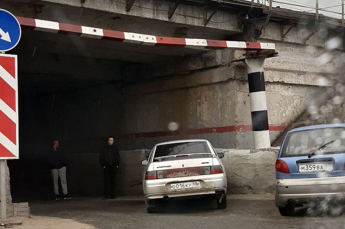 Перед Бакунинским мостом произошла авария с участием двух автомобилей. Фото