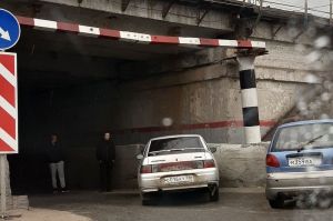 Перед Бакунинским мостом произошла авария с участием двух автомобилей. Фото