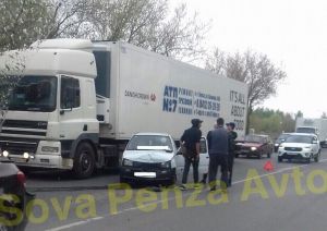 В Пензе после столкновения с легковушкой помятую «Оку» выбросило на середину дороги