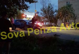 «Мерин» не восстановить. В Пензе иномарка снесла столб