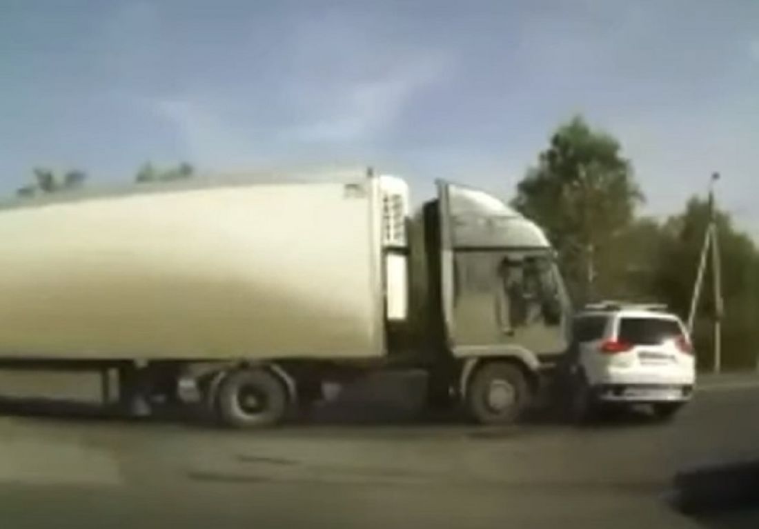 На пензенском перекрестке фура собрала в кучу две легковушки. Видео