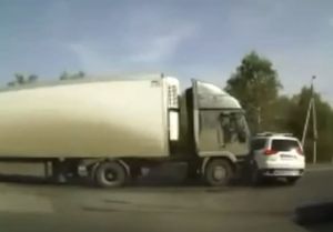 На пензенском перекрестке фура собрала в кучу две легковушки. Видео
