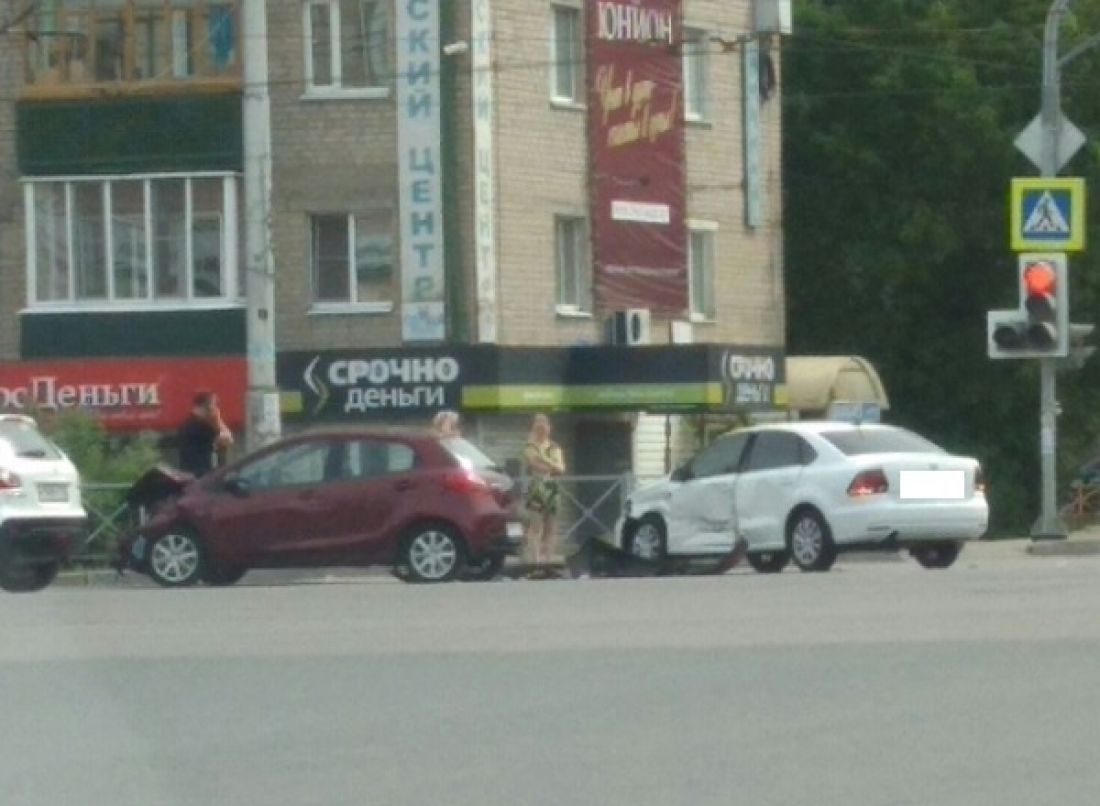 «Жесткое столкновение!» Очевидцы публикуют кадры с места аварии в центре Пензы