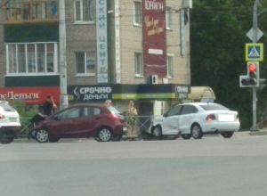 «Жесткое столкновение!» Очевидцы публикуют кадры с места аварии в центре Пензы