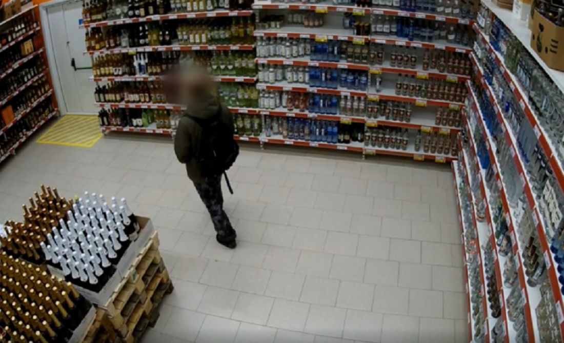 Появились снимки вора, вынесшего из магазина в Пензе семь бутылок алкоголя