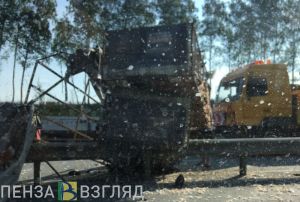 «Всмятку!» На федеральной трассе под Пензой в дорожную машину влетел грузовик
