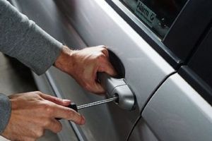 Двое подростков обокрали машину пензенца