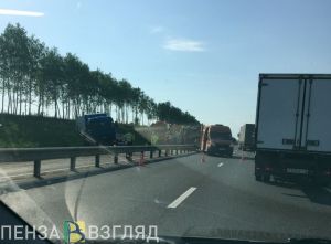 Появились снимки с места жесткого столкновения дорожной техники, фуры и грузовика под Пензой