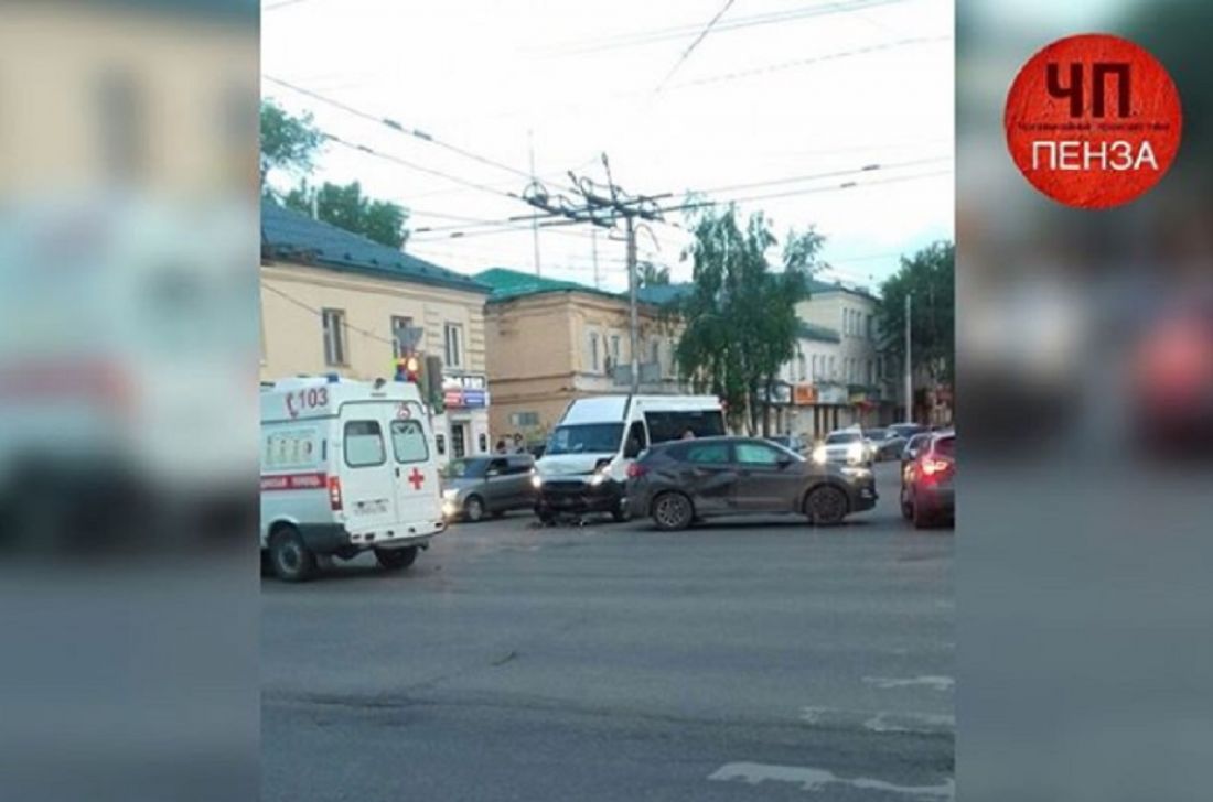«Скорая» с сиреной. В центре Пензы столкнулись три авто
