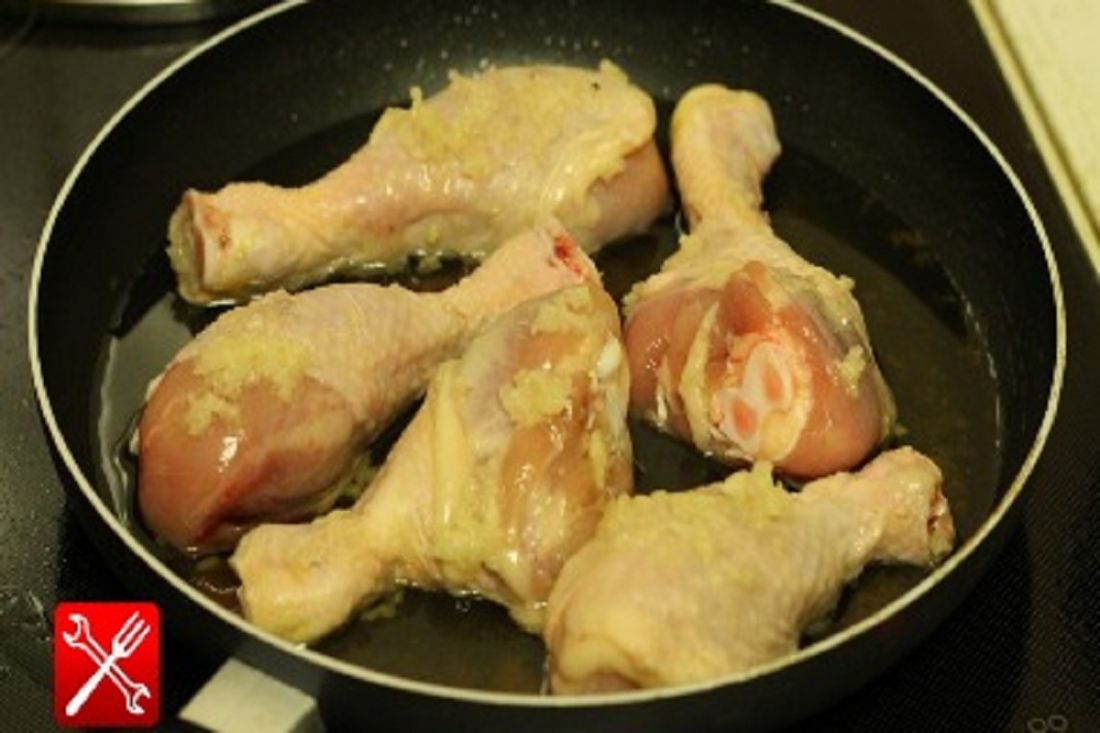 Сколько времени жарить ножки на сковороде. Куриные голени на сковороде. Жареные голени на сковороде. Голень курицы на сковороде. Куриная голень в сливках на сковороде.