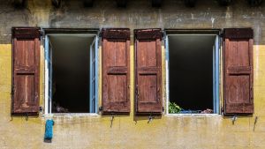 Юный житель Пензенской области разбил окно и похозяйничал в чужом доме