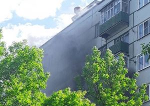 Из пензенской многоэтажки на улице Воронова валят клубы черного дыма