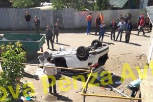 В Пензе «легковушка» вылетела с моста и упала на крышу