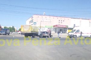 Возле пензенского ТЦ грузовик «поцеловался» с легковушкой