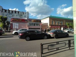 «Стоят на аварийках». В центре Пензы столкнулись две иномарки