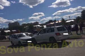 В центре Пензы «носами» столкнулись две легковушки