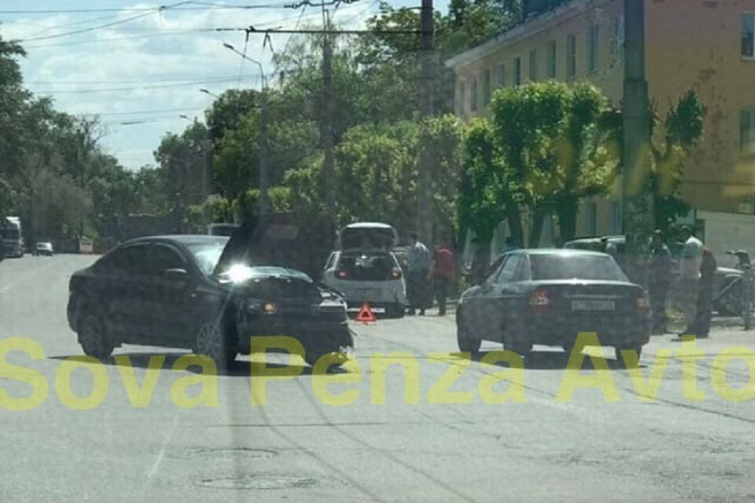 В Заводском районе Пензы жестко столкнулись две иномарки