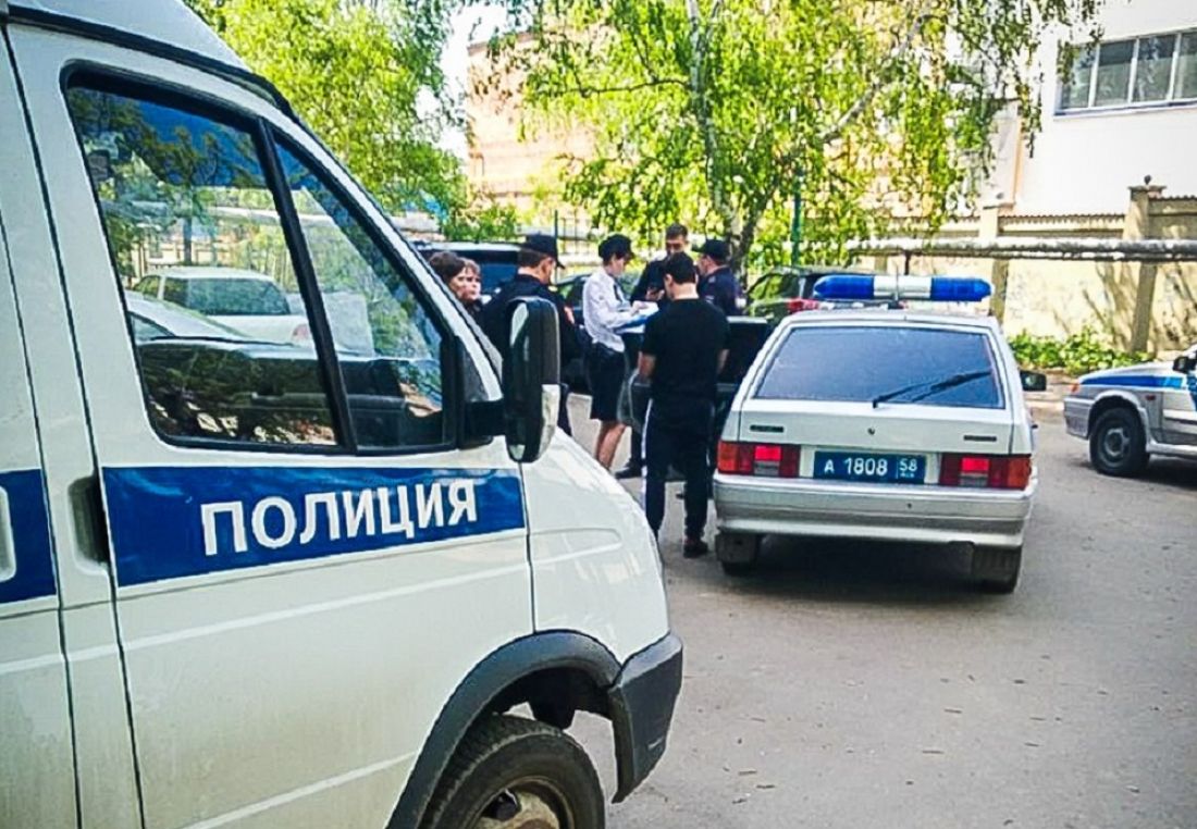 В пензенском баре мужчина поссорился с двумя посетителями и достал пистолет
