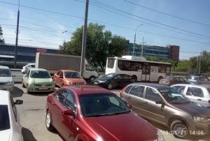 «КамАЗ» оборвал провода. У «Пензмаша» скапливается серьезная пробка